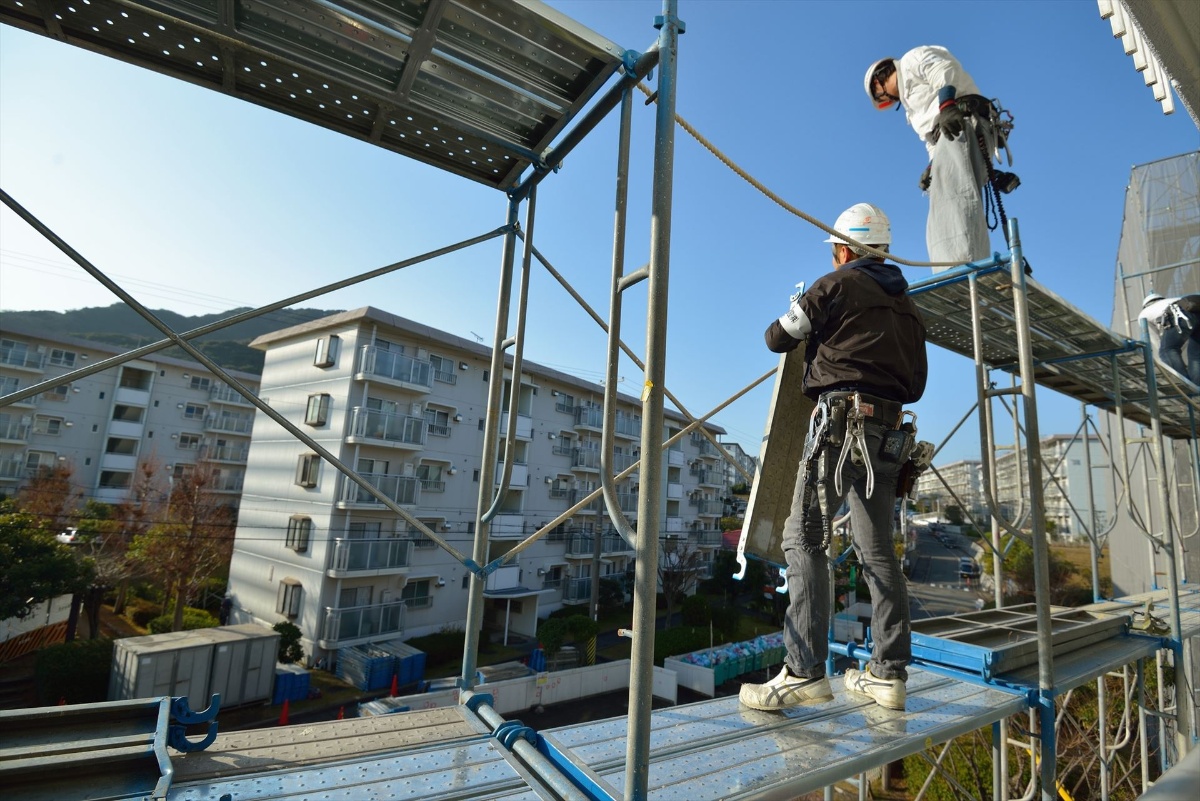 足場を解体する職人たち_M (3)