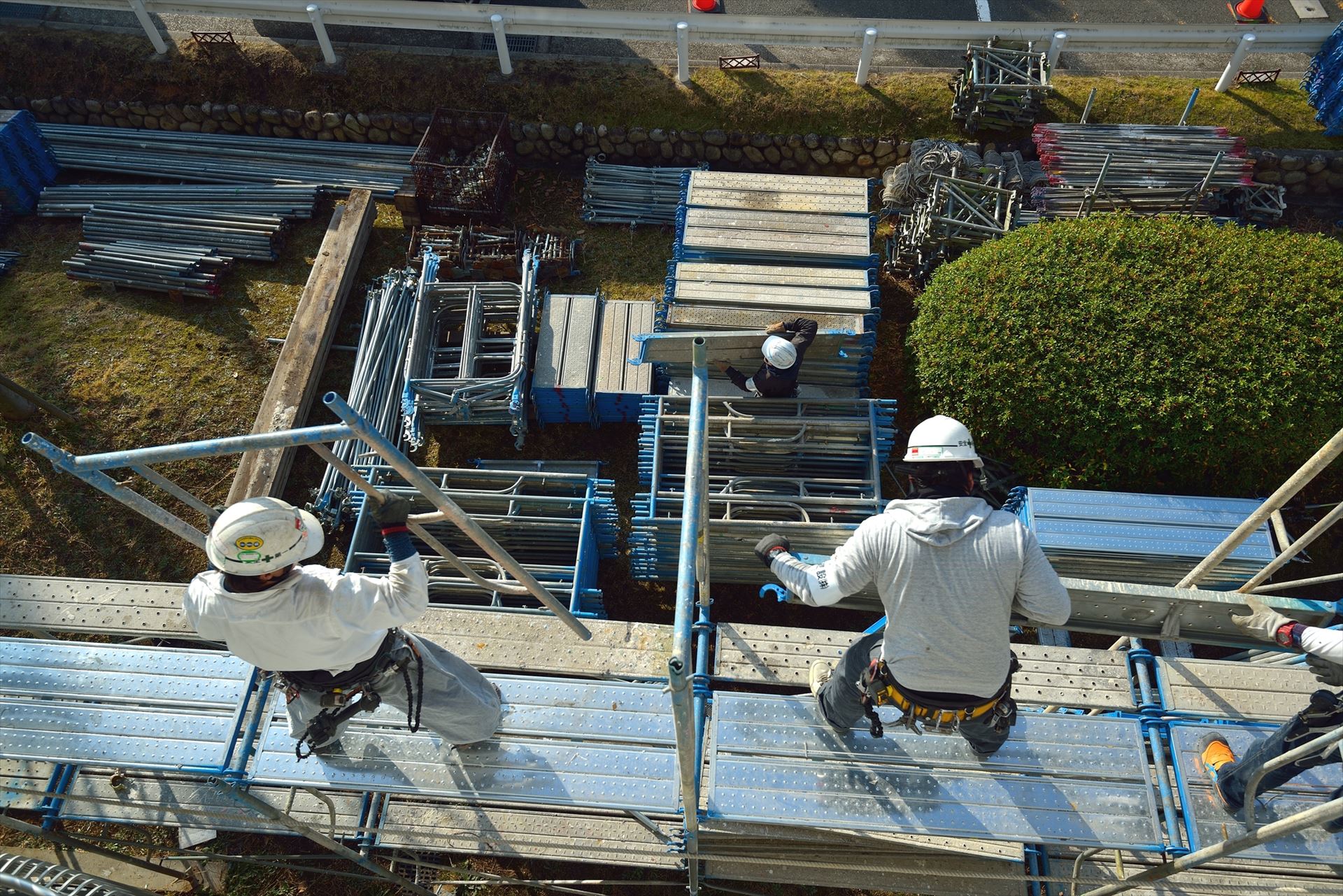 高所で足場を組む職人